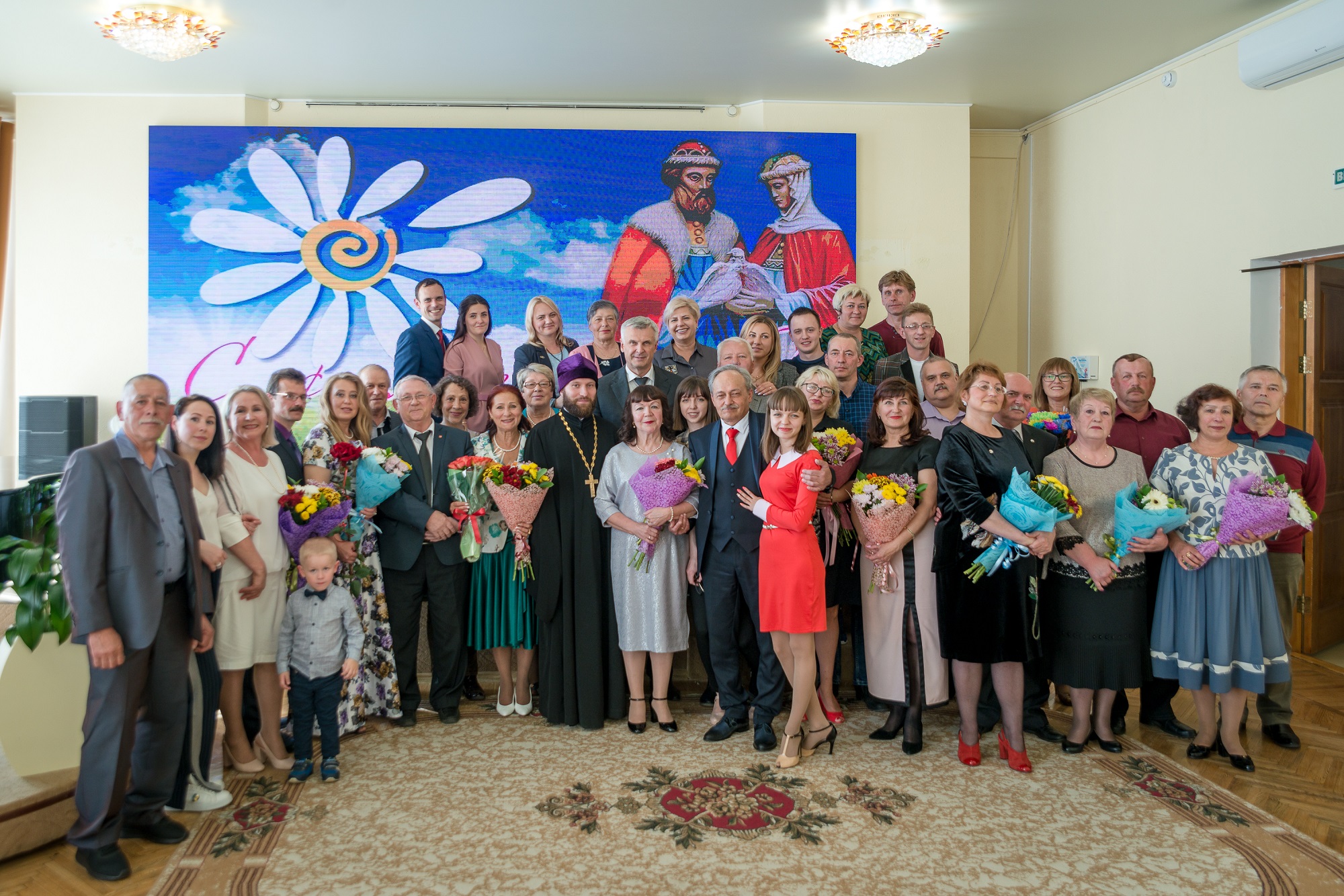 Сергей Носов вручил колымским семьям медали «За любовь и верность»