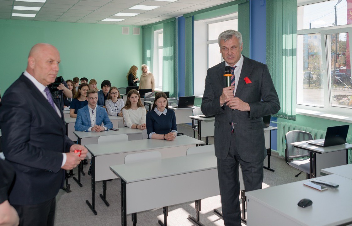 Сергей Носов открыл класс по подготовке к ЕГЭ в школе поселка Палатка