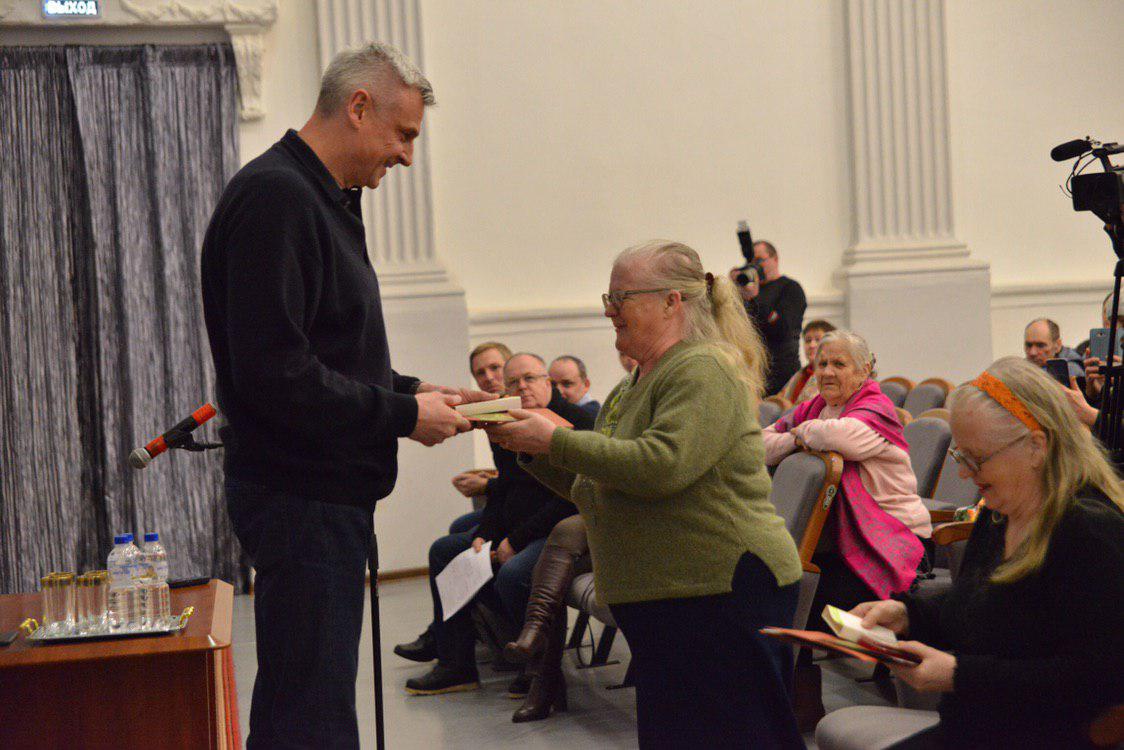 Сергей Носов вручил награды двум жительницам блокадного Ленинграда в поселке Ягодное