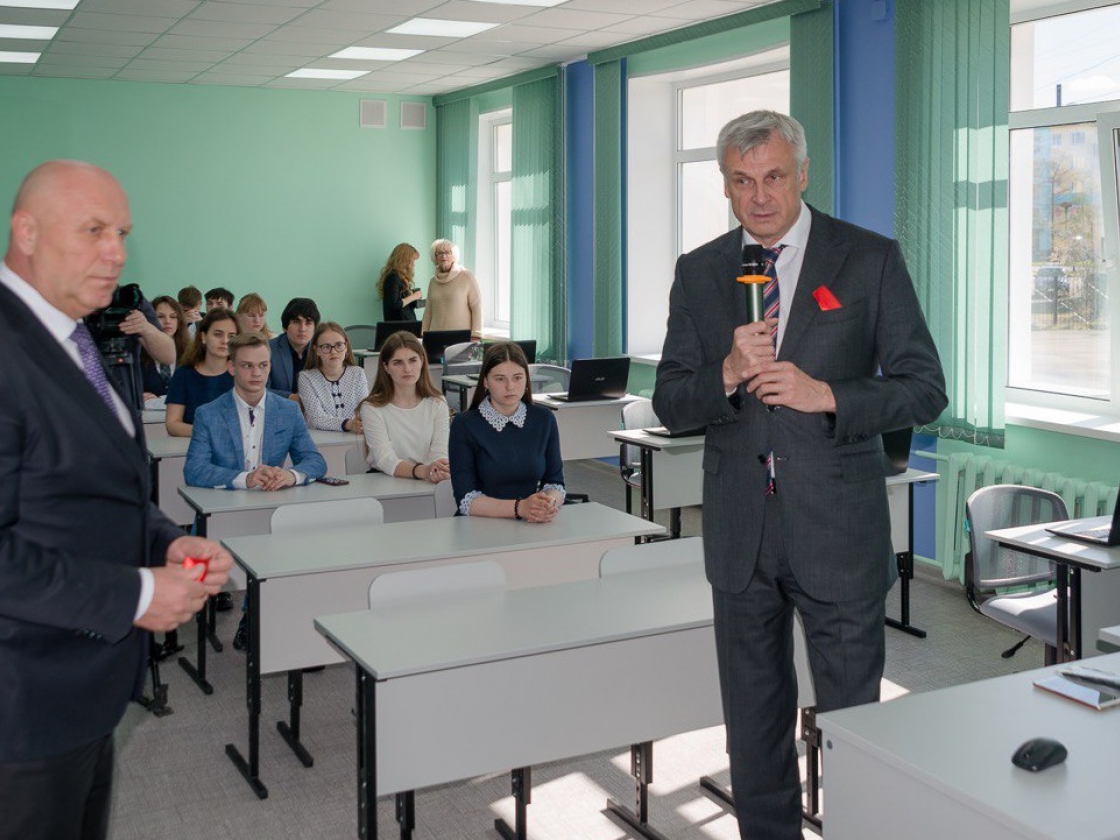 Сергей Носов открыл класс по подготовке к ЕГЭ в школе поселка Палатка